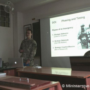Americkí inštruktori trpezlivo odpovedali na otázky