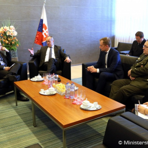 Minister obrany Peter Gajdoš rokoval s fínskym veľvyslancom Jukkom Pesolom