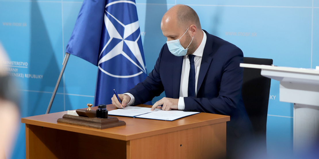 Ilustračná fotografia ministra obrany SR sediaceho za stolom