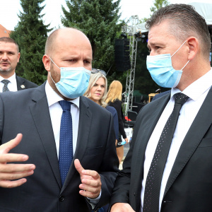 Minister_obrany_Nad_minister_vnutra_Mikulec_na_oslavach_SNP_v_Banskej_Bystrici