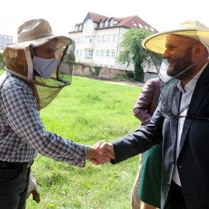 zoznamovanie ministra obrany s včelárom