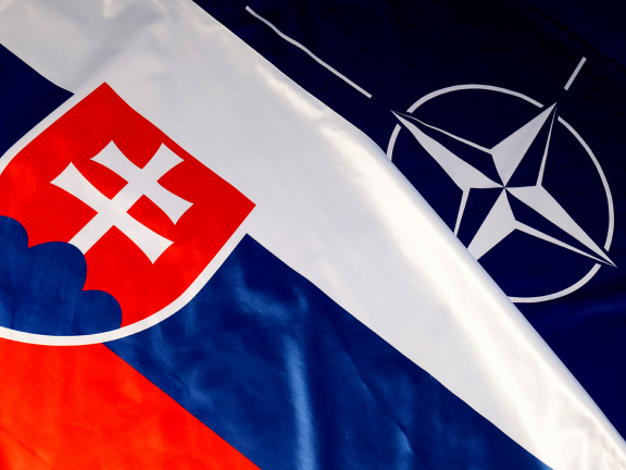 Ilustračný záber na zástavy SR a NATO