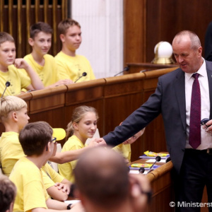Minister Gajdoš čelil otázkam detí z poslaneckých lavíc