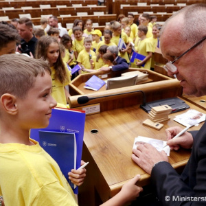 Minister Gajdoš čelil otázkam detí z poslaneckých lavíc