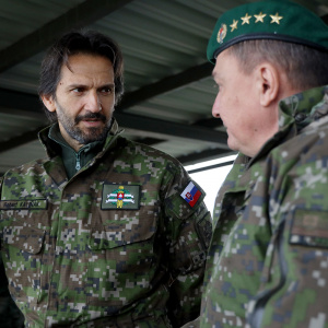 Minister Kaliňák sa rozpráva s generálom Zmekom