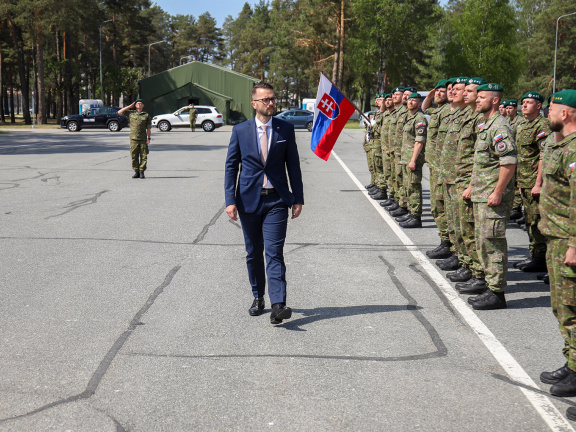 Štátny tajomník kráča pred nastúpenými jednotkami