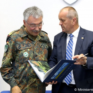 Minister Gajdoš rokoval s veliteľom Mnohonárodného zboru NATO Sever – Východ genpor. M. Hofmannom