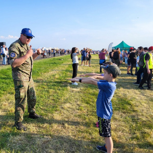 Príslušník NFIU SVK pri hrách s návštevníkmi festivalu