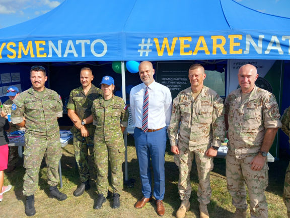 Príslušníci NFIU SVK a HQ MND-C s ministrom obrany