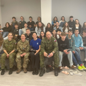 Príslušníci NFIU SVK a zástupkyňa Americkej ambasády so študentami
