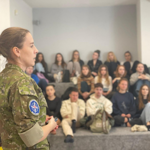 Príslušníčka NFIU SVK počas brífingu na škole