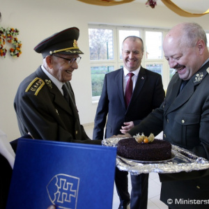Minister obrany P. Gajdoš zagratuloval generálmajorovi Šedivému k 95. narodeninám