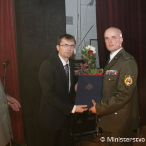 Minister obrany Ľubomír Galko oceňuje čatára Miroslava Staníka 
