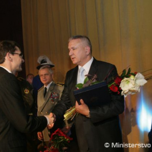 Za plukovníka v zálohe Jána Való preberá ocenenie plukovník v zálohe Miloslav Naď 