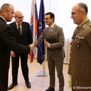 Minister Gajdoš rokoval o spolupráci v oblasti obrany s novým talianskym veľvyslancom G. Meuccim