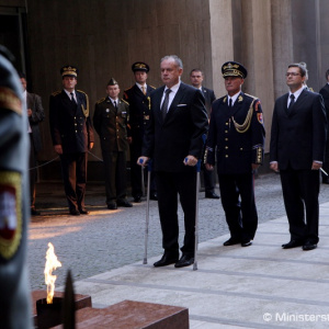 Minister obrany M. Glváč vzdal v Banskej Bystrici hold účastníkom Slovenského národného povstania