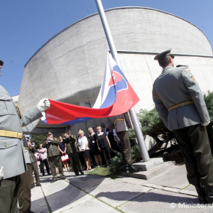 Minister obrany M. Glváč vzdal v Banskej Bystrici hold účastníkom Slovenského národného povstania